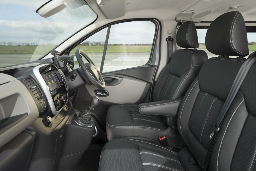 Интерьер Renault Trafic Sport+ Crew Van 2018 года  (UK) (фото 3 из 4)